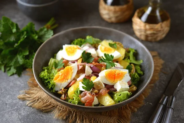 Salată Cartofi Slănină Măsline Brânză Feta Salată Verde — Fotografie, imagine de stoc