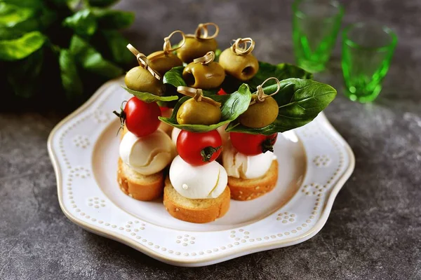 Canapés Mozzarella Aceitunas Verdes Tomates Cherry Albahaca Sobre Crutones Pan —  Fotos de Stock