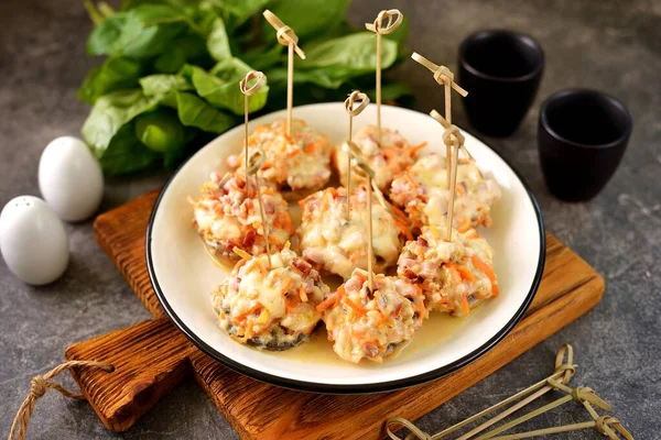 Cogumelos Recheados Com Carne Defumada Queijo Cenouras Conserva — Fotografia de Stock