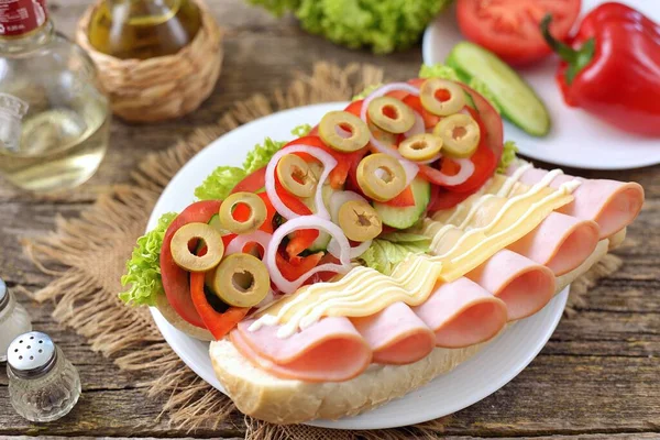 Sandwich Casero Jamón Pavo Con Tomate Pepino Cebolla Roja Aceitunas — Foto de Stock