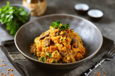 Soğanlı haşlanmış tavuk kalbi, havuç, kabak ve mercimek. Sağlıklı yiyecekler.