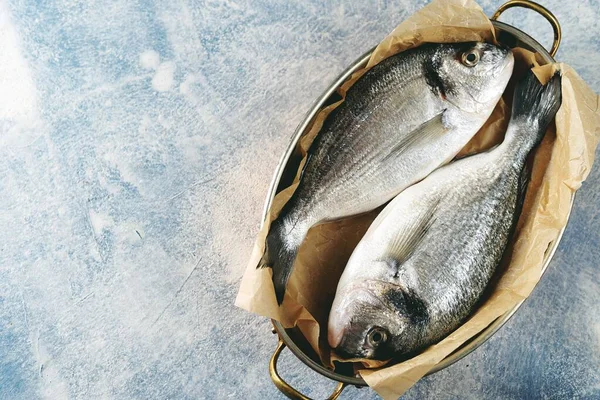 Dorado Fresco Sin Cocer Con Lima Sal Pimienta Una Tabla — Foto de Stock