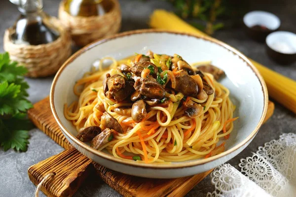 Espaguetis Con Corazones Pollo Estofados Con Cebolla Zanahoria Calabacín Ajo — Foto de Stock