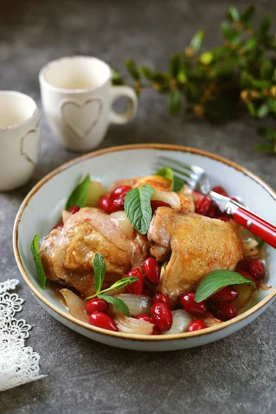 Frango Com Cerejas Cornelianas Hortelã Cebola — Fotografia de Stock