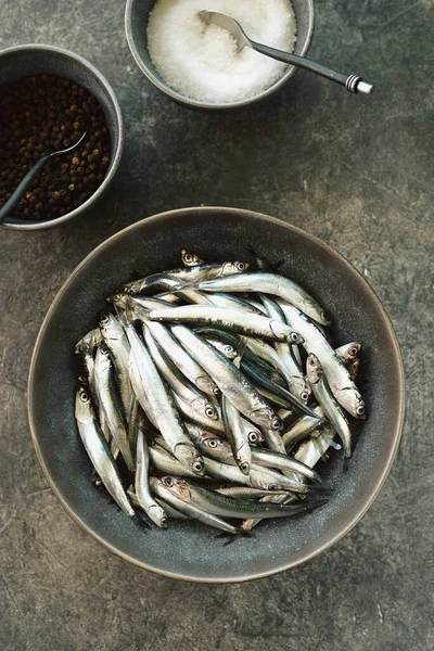 Anchoas Frescas Crudas Con Sal Marina Pimienta Listas Para Salar — Foto de Stock