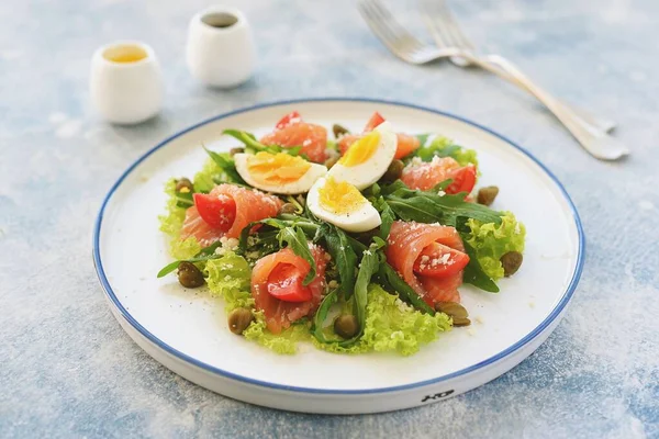 Salată Somon Sărat Roșii Cherry Salată Verde Arugula Capere Parmezan — Fotografie, imagine de stoc