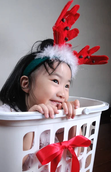 Asiático niña usando un renos diadema —  Fotos de Stock