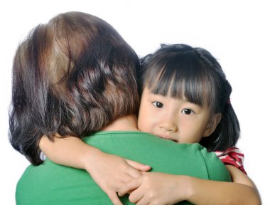 üst düzey kadının kolundaki küçük Asya torunu