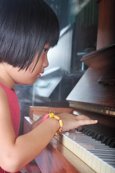 Маленька азіатська дитина грає на піаніно — стокове фото
