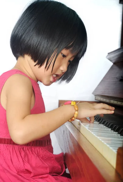 Маленька азіатська дитина грає на піаніно — стокове фото