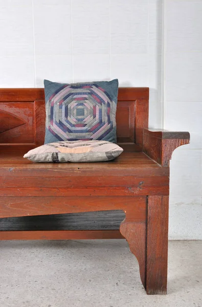 Kain Asia bantal di sofa kayu — Stok Foto