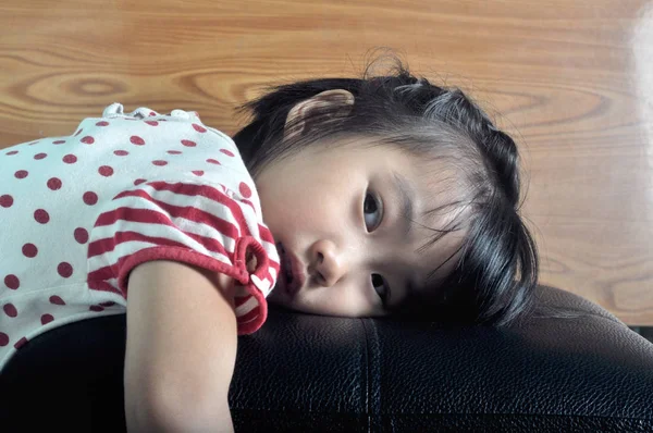 Pequeno asiático criança sentir solitário no sofá — Fotografia de Stock