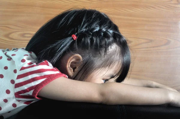 Petit asiatique enfant sentir solitaire dans l 'canapé — Photo