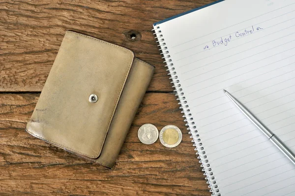 予算計画と古い茶色財布 — ストック写真