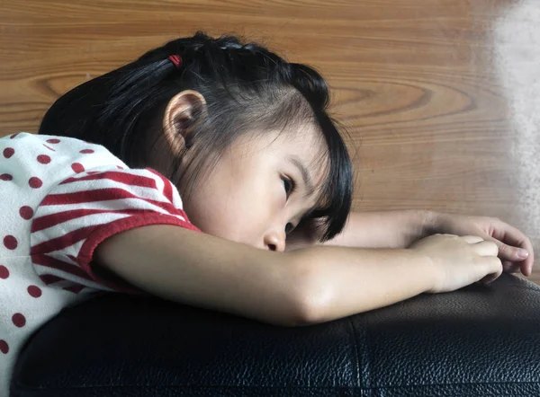 Pequeño asiático niño sentirse solo en el oscuro habitación —  Fotos de Stock