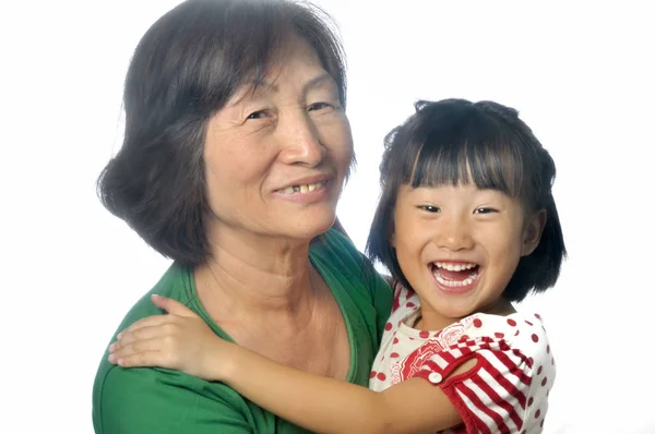 Маленькая азиатская девочка со своей бабушкой — стоковое фото