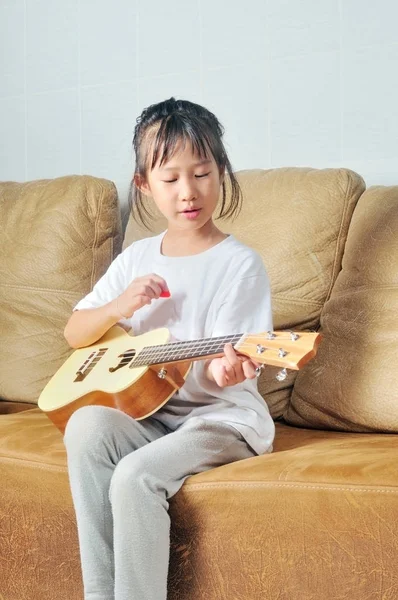 아시아 작은 소녀 연주 우쿨렐레 — 스톡 사진