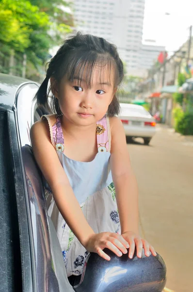 Lite asiatiska barn sitter i bilen — Stockfoto