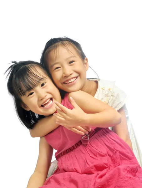Dwie Azjatki little siostry szczęśliwy tulenie, rodzeństwo miłość razem — Zdjęcie stockowe