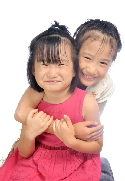 两个快乐亚洲小姐妹拥抱，兄弟姐妹爱在一起 — 图库照片
