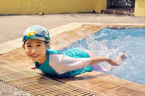 Asiática criança na piscina — Fotografia de Stock