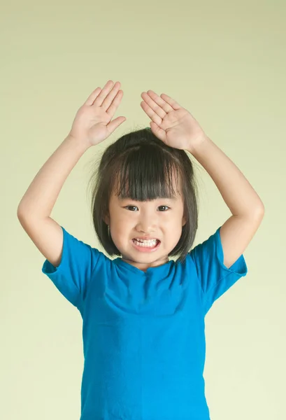 Возбужденная Азия маленький ребенок поднимает две руки вверх — стоковое фото