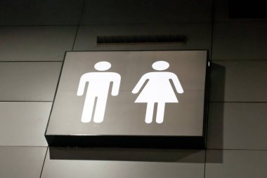 tuvalet işareti kadın ve erkek gri duvar ile