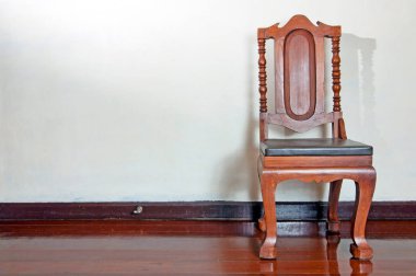 Karanlık odada antika ahşap sandalye