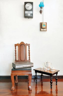 Antika ahşap sandalye ve çay seti ahşap zemin üzerinde