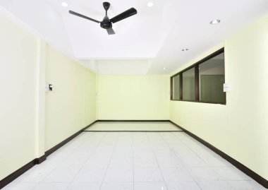 büyük odada boş ev ofis