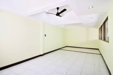 büyük odada boş ev ofis