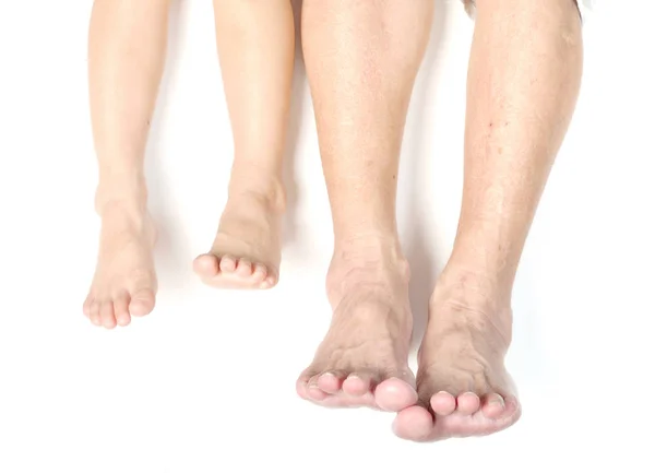 Fötterna på en annan tidsålder som barn och senior — Stockfoto
