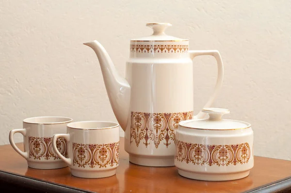 Conjunto de chá de porcelana e utensílios de cozinha — Fotografia de Stock