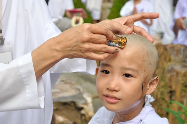 Menina ser removido cabelo para se tornar uma freira durante um budista o — Fotografia de Stock