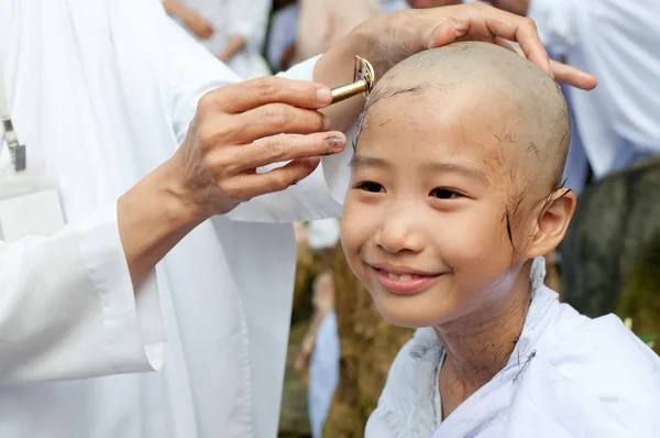 Menina ser removido cabelo para se tornar uma freira durante um ordinatio budista — Fotografia de Stock