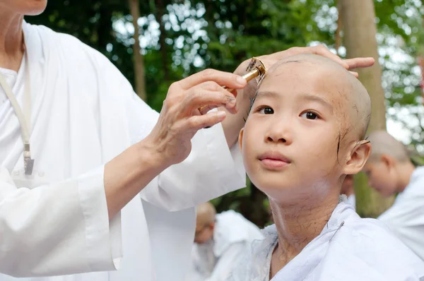 Menina ser removido cabelo para se tornar uma freira durante um ordinatio budista — Fotografia de Stock