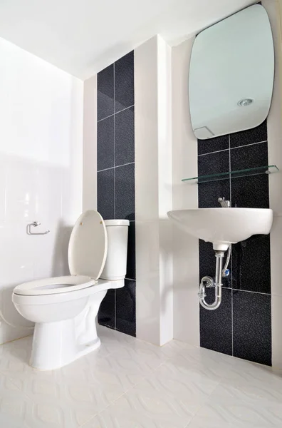 Kamar mandi kecil yang sederhana dengan wastafel dan toilet — Stok Foto