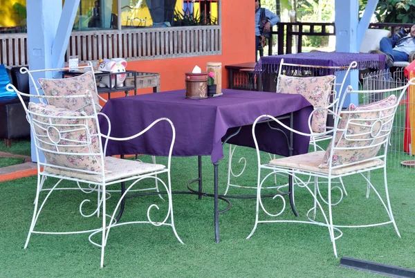 Meja di sebuah teras luar dengan kursi nyaman — Stok Foto