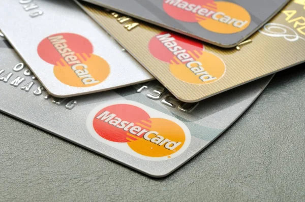 BANGKOK, THAÏLANDE - 28 janvier 2015 : Cartes de crédit Mastercard sur — Photo