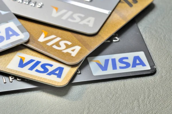 Bangkok, Tayland - Ocak 28,2015: Visa kredi kartları deri üzerinde