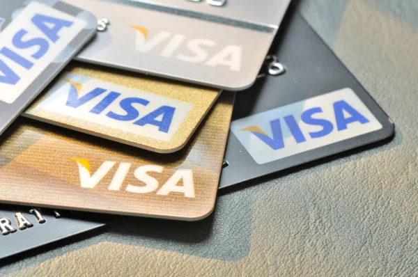Bangkok, Tayland - Ocak 28,2015: Visa kredi kartları deri üzerinde