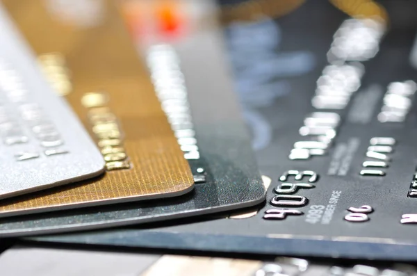 Pack de cartes de crédit dans la plupart des foyers peu profonds — Photo