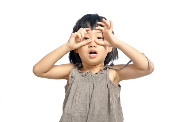 Asiatische kleine Mädchen suchen durch imaginäre Fernglas isoliert o — Stockfoto