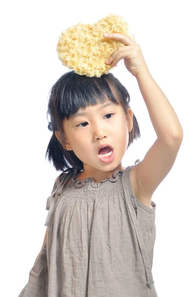Азиатская маленькая девочка держит сердечный мешок — стоковое фото