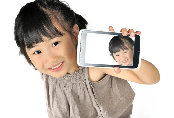 Азіатська щаслива маленька дівчинка бере селфі на мобільному телефоні ізольована я — стокове фото