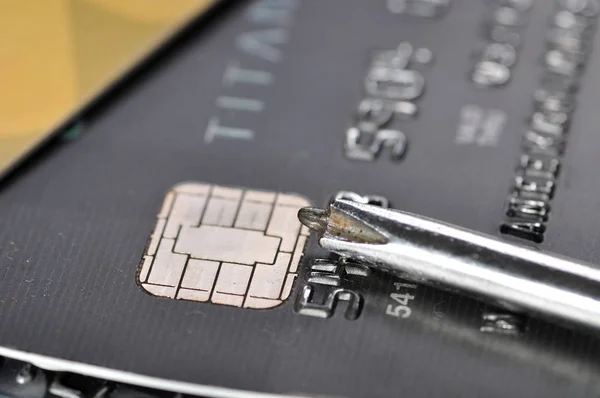 Kreditkort med skruvmejsel, kredit reparation eller kredit reparation conce — Stockfoto