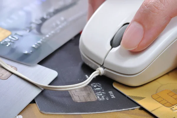 Närbild finger Klicka musen med kreditkort, selektivt fokus — Stockfoto