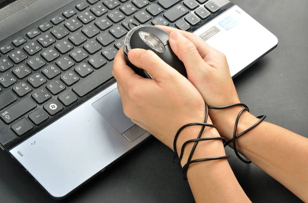女性手保持されコンピューターのマウス、インターネット中毒との絆 — ストック写真