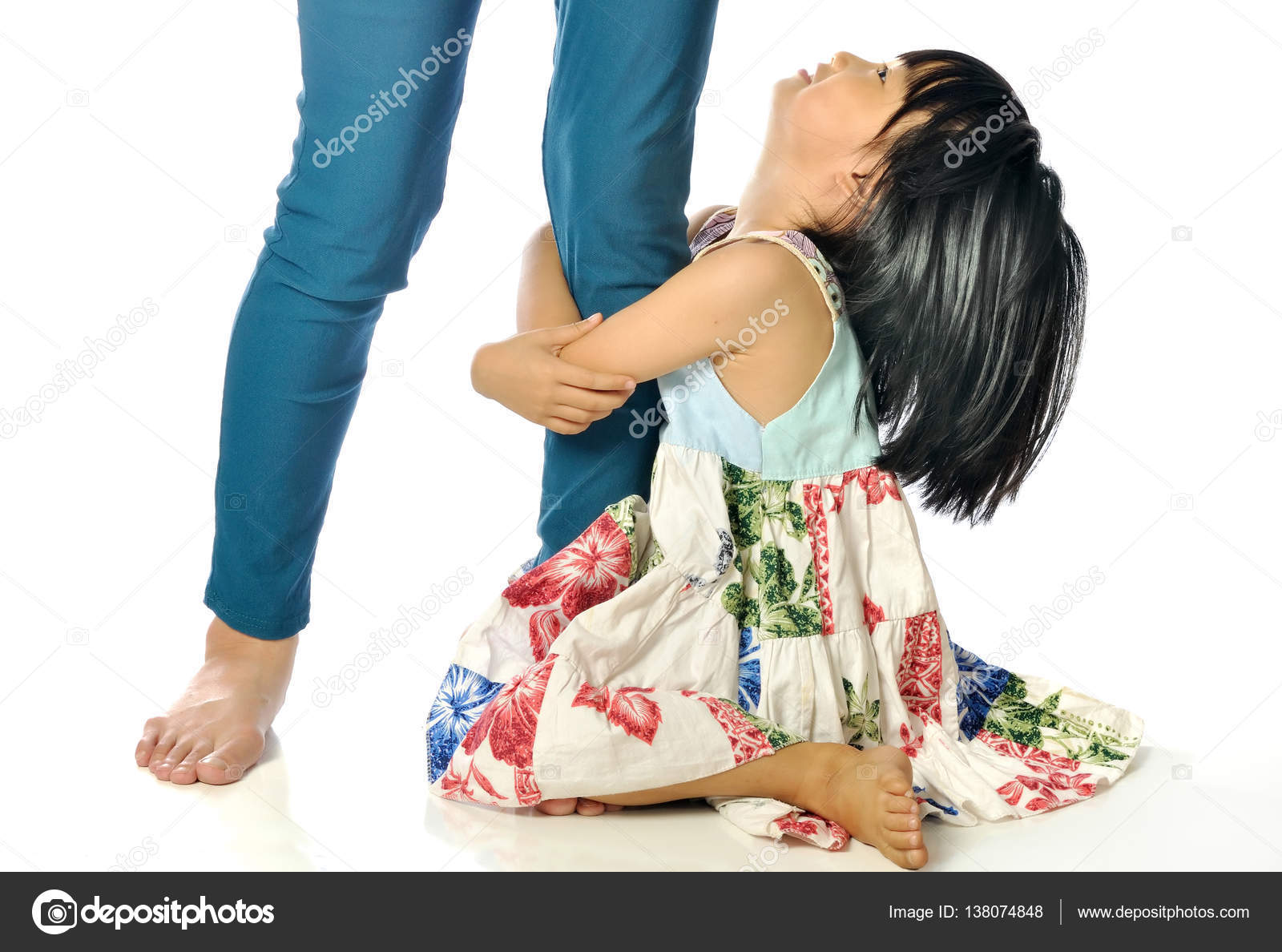 руки парня и девушки в машине. обхватила его ногами. девочку ногу держат. женские ноги на мужских ногах. красивые коленки.