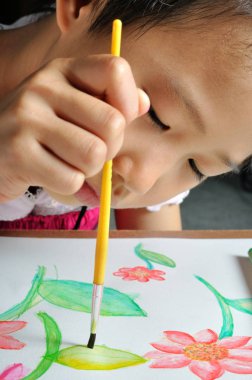 Tatlı küçük Asyalı kız el boya ile suluboya onun görüntü